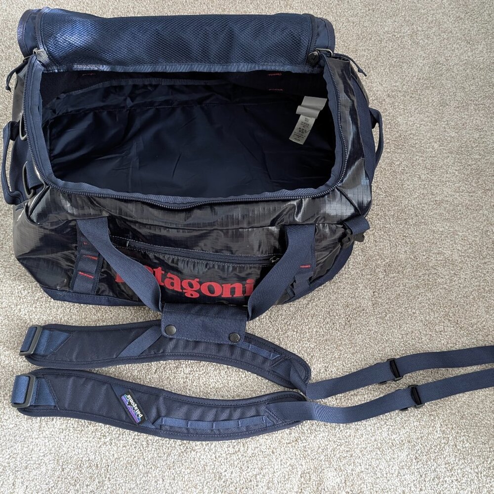 Patagonia Black Hole Duffel Bag 40L- Shiny exterior version like new!!!